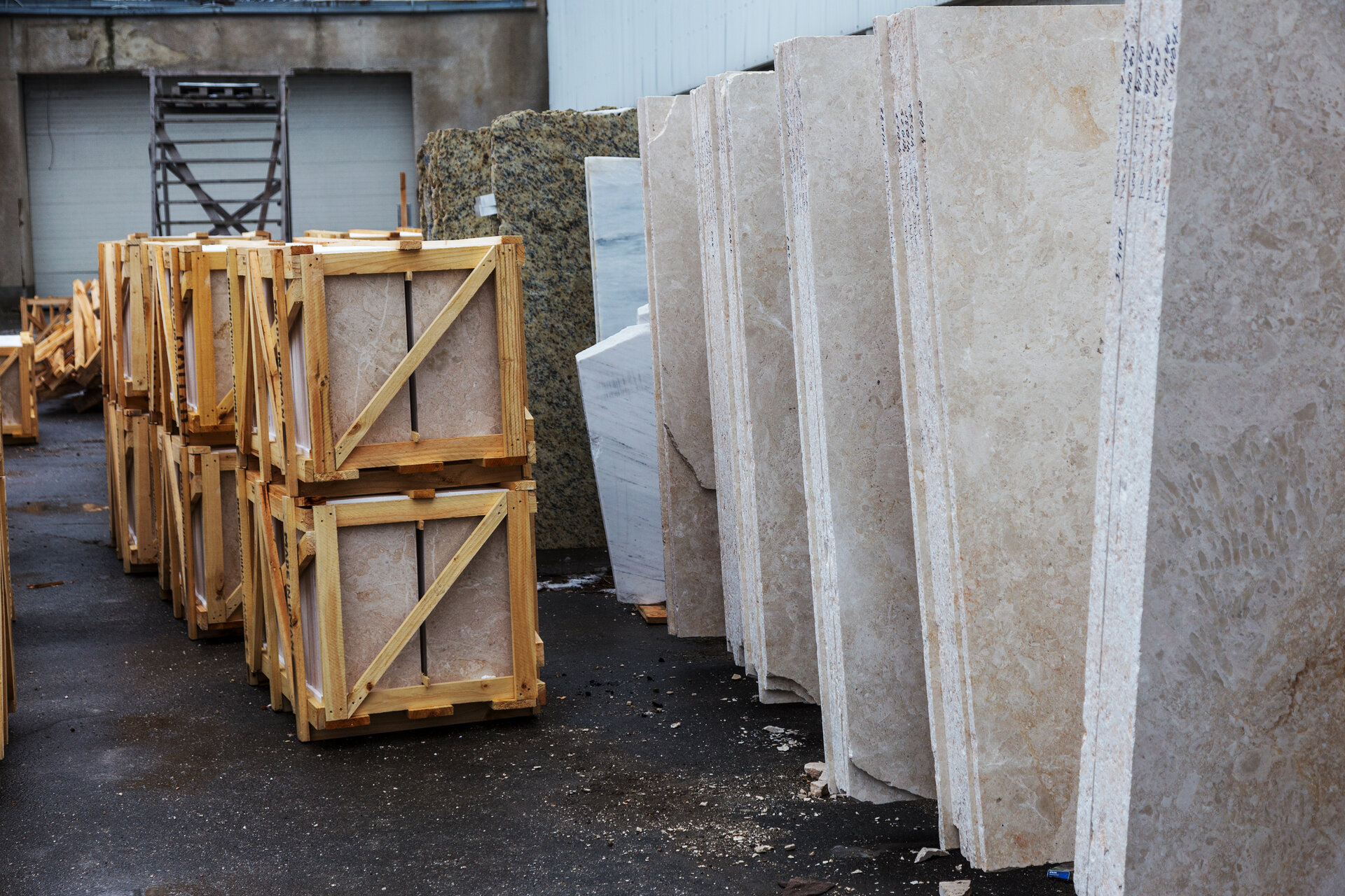 Ein Stapel Granitplatten in einer Marmorfabrik, die zum Verkauf bereitstehen. 